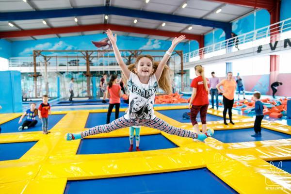 Прыжки в батутном центре в Екатеринбурге. Сервис Ultra Подарки. Купить подарочный сертификат на батутный центр. Подарите прыжки на батуте для детей и взрослых в Екатеринбурге. Сервис UltraPodarki.ru 8 800 505 95 30. Батутный центр Екатеринбург, батутный центр, прыжки на батуте Екатеринбург, купить батут Екатеринбург, батут, батут Екатеринбург
