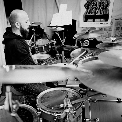 Купить игру на барабанах в Екатеринбурге. Сервис Ultra Подарки. Хотите играть на барабанах? Купите сертификат на обучение игре на барабанах в Екатеринбурге. Сервис UltraPodarki.ru 8 800 505 95 30. Игра на барабанах, уроки игры на барабанах, обучение игре на барабанах, барабан обучение, играть на барабанах, игра на барабанах сертификат, уроки на барабанах, игра на барабанах в Екатеринбурге, уроки игры на барабанах в Екатеринбурге, барабаны цена Екатеринбург, уроки на барабанах в Екатеринбурге