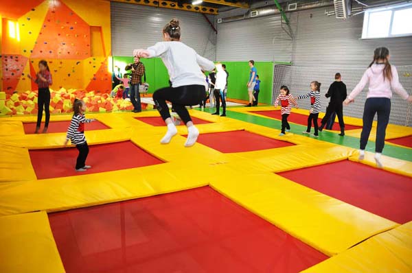 Прыжки в батутном центре в Екатеринбурге. Сервис Ultra Подарки. Купить подарочный сертификат на батутный центр. Подарите прыжки на батуте для детей и взрослых в Екатеринбурге. Сервис UltraPodarki.ru 8 800 505 95 30. Батутный центр Екатеринбург, батутный центр, прыжки на батуте Екатеринбург, купить батут Екатеринбург, батут, батут Екатеринбург