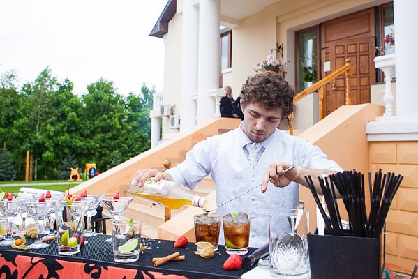 Выездной бар в Екатеринбурге. Ultra Подарки. Купить выездной бар в Екатеринбурге. Пирамида из шампанского бармен шоу и другие возможности выездного бара. Сервис UltraPodarki.ru 8 800 505 95 30. Выездной бар Екатеринбург, выездной бар, мобильный бар Екатеринбург, мобильный бар, переносной бар Екатеринбург, переносной бар, выездной бар на мероприятие Екатеринбург, выездной бар на мероприятие