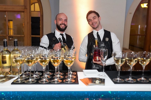 Выездной бар в Екатеринбурге. Ultra Подарки. Купить выездной бар в Екатеринбурге. Пирамида из шампанского бармен шоу и другие возможности выездного бара. Сервис UltraPodarki.ru 8 800 505 95 30. Выездной бар Екатеринбург, выездной бар, мобильный бар Екатеринбург, мобильный бар, переносной бар Екатеринбург, переносной бар, выездной бар на мероприятие Екатеринбург, выездной бар на мероприятие