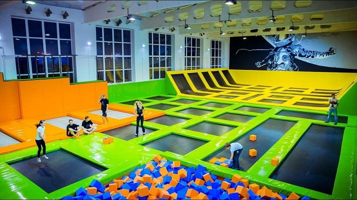 Прыжки в батутном центре в Екатеринбурге. Сервис Ultra Подарки. Купить подарочный сертификат на батутный центр. Подарите прыжки на батуте для детей и взрослых в Екатеринбурге. Сервис UltraPodarki.ru 8 800 505 95 30. Батутный центр Екатеринбург, батутный центр, прыжки на батуте Екатеринбург, купить батут Екатеринбург, батут, батут Екатеринбург