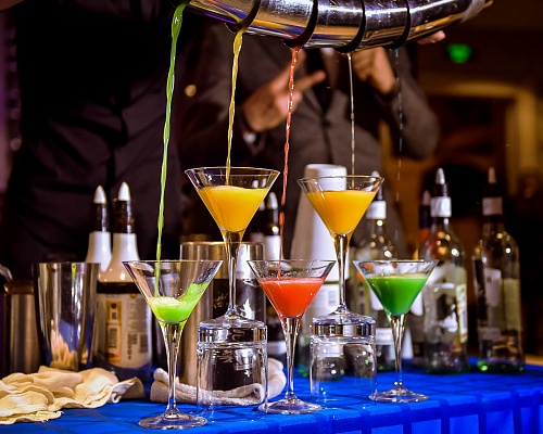 Выездной бар в Екатеринбурге. Ultra Подарки. Купить выездной бар в Екатеринбурге. Пирамида из шампанского бармен шоу и другие возможности выездного бара. Сервис UltraPodarki.ru 8 800 505 95 30. Выездной бар Екатеринбург, выездной бар, мобильный бар Екатеринбург, мобильный бар, переносной бар Екатеринбург, переносной бар, выездной бар на мероприятие Екатеринбург, выездной бар на мероприятие