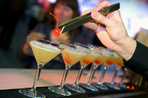 Выездной бар в Екатеринбурге. Ultra Подарки. Купить выездной бар в Екатеринбурге. Пирамида из шампанского бармен шоу и другие возможности выездного бара. Сервис UltraPodarki.ru 8 800 505 95 30. Выездной бар Екатеринбург, выездной бар, мобильный бар Екатеринбург, мобильный бар, переносной бар Екатеринбург, переносной бар, выездной бар на мероприятие Екатеринбург, выездной бар на мероприятие