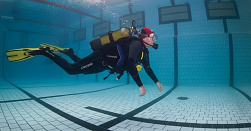 Дайвинг погружение в бассейне