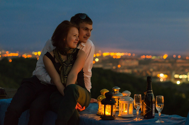 Романтическое свидание на крыше в Екатеринбурге. Ultra Подарки. Купить романтическое свидание на крыше в Екатеринбурге. Подарите самым близким незабываемые моменты и почувствуйте друг друга ещё ближе. Сервис UltraPodarki.ru 8 800 505 95 30. Романтическое свидание на крышев Екатеринбурге, свидание на крышев Екатеринбурге, свидание, сертификат на свидание на крыше, сертификат на свидание в Екатеринбурге, купить свидание на крыше, купить свидание Екатеринбург