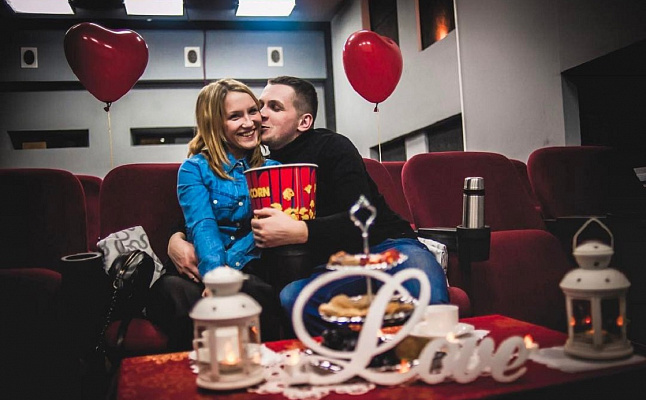 Романтическое свидание в кинотеатре в Екатеринбурге. Ultra Подарки. Купить романтическое свидание в кинотеатре в Екатеринбурге. Подарите самым близким незабываемые моменты и признайтесь в искренних чувствах. Сервис UltraPodarki.ru 8-800-505-95-30. Романтическое свидание в кинотеатре в Екатеринбурге, свидание в Екатеринбурге, свидание в кинотеатре, сертификат на свидание в кинотеатре, сертификат на свидание в Екатеринбурге, купить свидание, купить свидание Екатеринбург, первое свидание, девушка свидание, хороший кинотеатре, романтический кинотеатре, романтический вечер, романтический ужин, романтические любимому, романтическая музыка