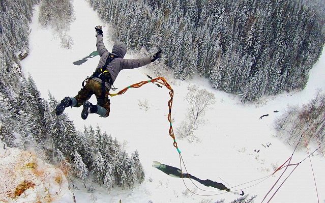 Роупджампинг - прыжки с верёвкой в Екатеринбурге. Подарочные сертификаты Ultra Подарки. Роупджампинг в Екатеринбурге - Экстремальный оригинальный подарок или подарочный сертификат на Роупджампинг - прыжки с верёвкой. Сервис UltraPodarki.ru 8-800-505-95-30. роупджампинг Екатеринбург, прыжок веревка Екатеринбург, роупджампинг, прыжок веревка, прыжок с веревкой, Подарок, подарочный сертификат, экстрим, экстремальный подарок