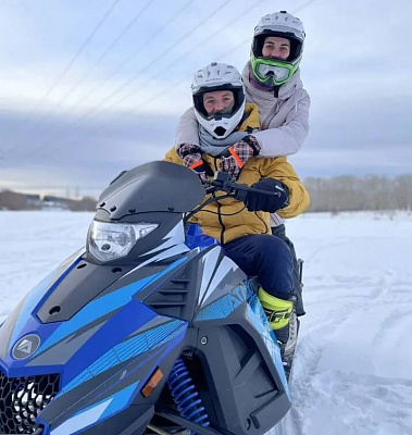 Катание на снегоходах в Екатеринбурге в подарок. Сервис Ultra Подарки
. Подарочный сертификат на катание на снегоходах в Екатеринбурге с друзьями. Закажите прокат снегоходов в подарок для мужчины по привлекательным ценам. Живописные маршруты для езды на снегоходах это отличная возможность активного отдыха. Сервис UltraPodarki.ru 8 800 505 95 30. катание на снегоходах, подарочный сертификат на катание на снегоходе, прокат снегоходов, прокат снегоходов Екатеринбург, катание на снегоходах Екатеринбург, езда на снегоходе