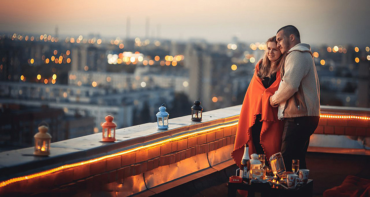 Романтическое свидание на крыше в Екатеринбурге. Ultra Подарки. Купить романтическое свидание на крыше в Екатеринбурге. Подарите самым близким незабываемые моменты и почувствуйте друг друга ещё ближе. Сервис UltraPodarki.ru 8 800 505 95 30. Романтическое свидание на крышев Екатеринбурге, свидание на крышев Екатеринбурге, свидание, сертификат на свидание на крыше, сертификат на свидание в Екатеринбурге, купить свидание на крыше, купить свидание Екатеринбург